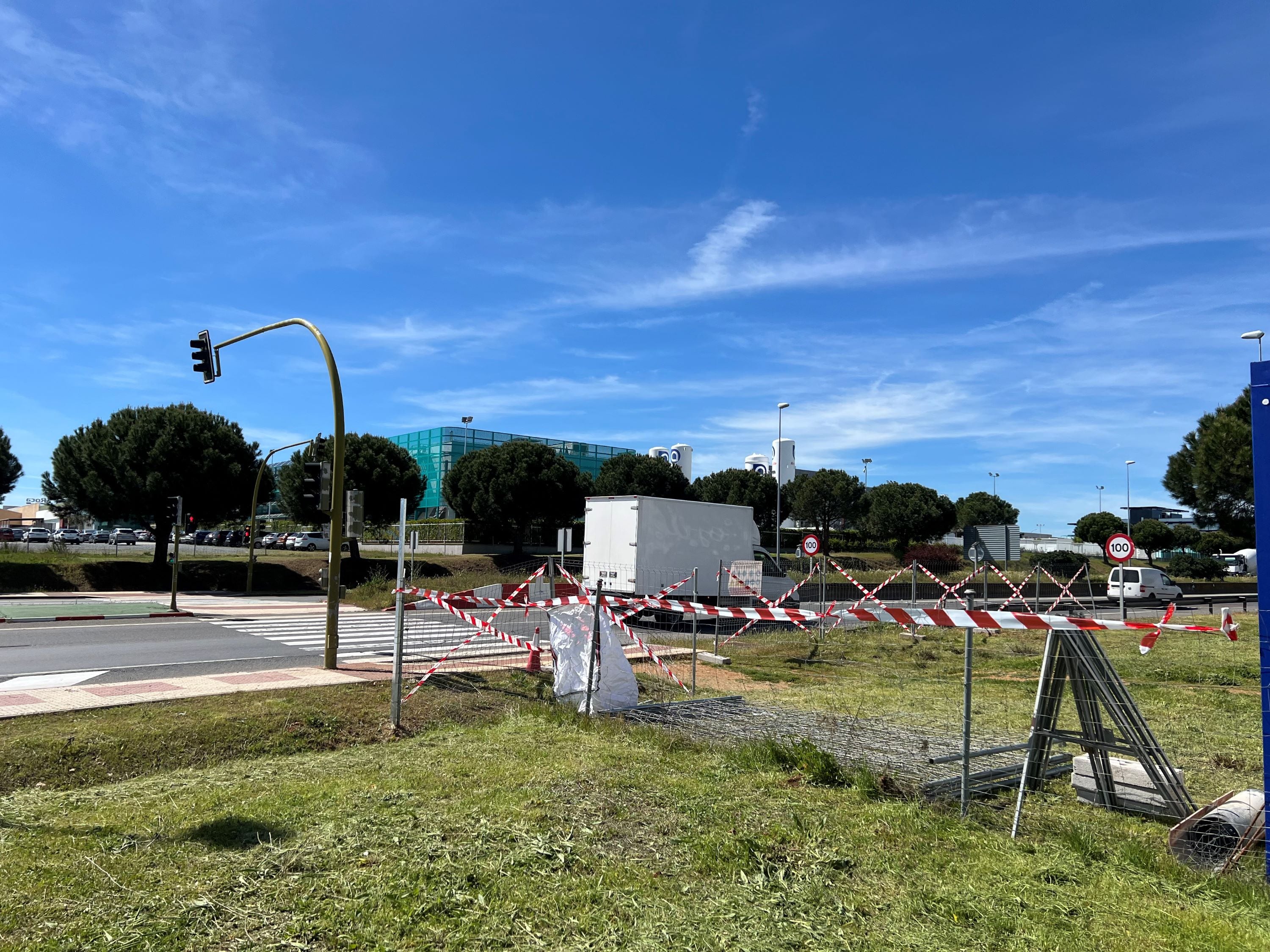 Comienzan las obras de construcción de la esperada pasarela en la SA-20 de unión entre los polígonos El Montalvo I y El Montalvo III