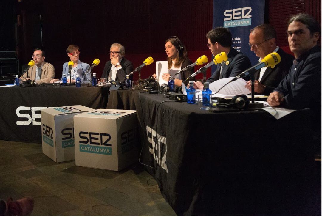 D'esquerra a dreta: Xavier Palau (PP), Ángeles Ribes (C's), Fèlix Larrosa (PSC), Mercè March (Cap de continguts Ser Lleida), Antoni Postius (JxCat-Lleida), Miquel Pueyo (ERC) i Sergi Talamonte (El Comú de Lleida)