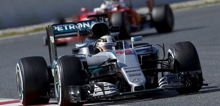 Lewis Hamilton y Sebastian Vettel, en una sesión de entrenamientos de pretemporada de Montmeló.