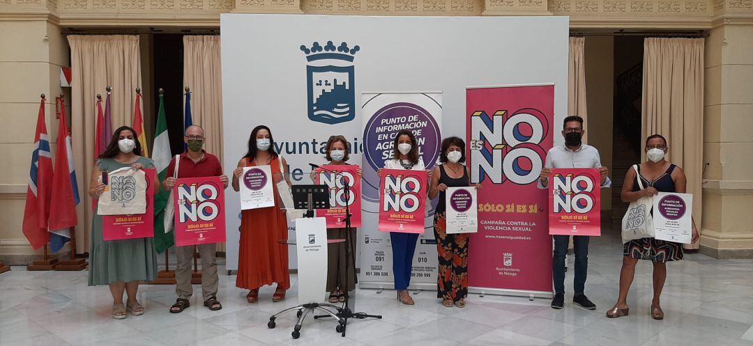 Reactivación de la campaña contra la violencia de género &quot;No es no. Solo sí es sí&quot; en el Ayuntamiento de Málaga. Han acudido miembros de la Asociación Cívica de Prevención y Francisco Pomares, concejal de Derechos Sociales e Igualdad