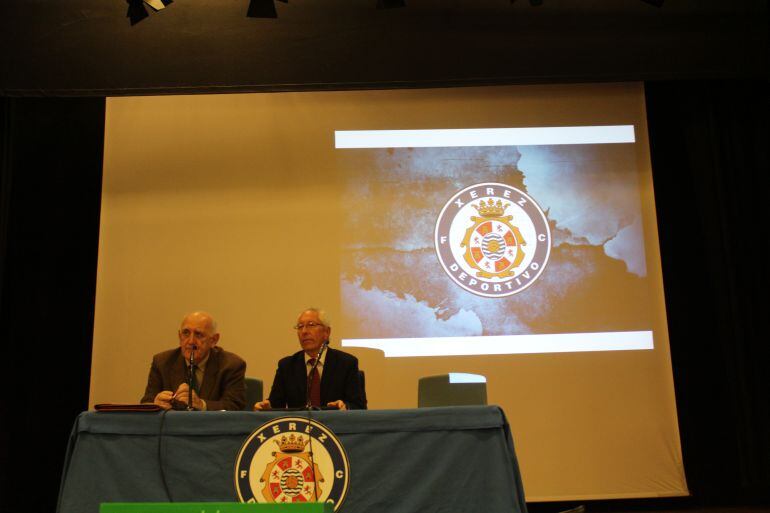 Imagen de la asamblea de socios con el escudo actual del XDFC 