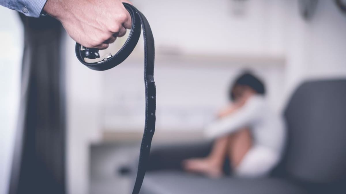 Piden 44 años de cárcel a unos padres adoptivos por intentar asesinar a su hijo