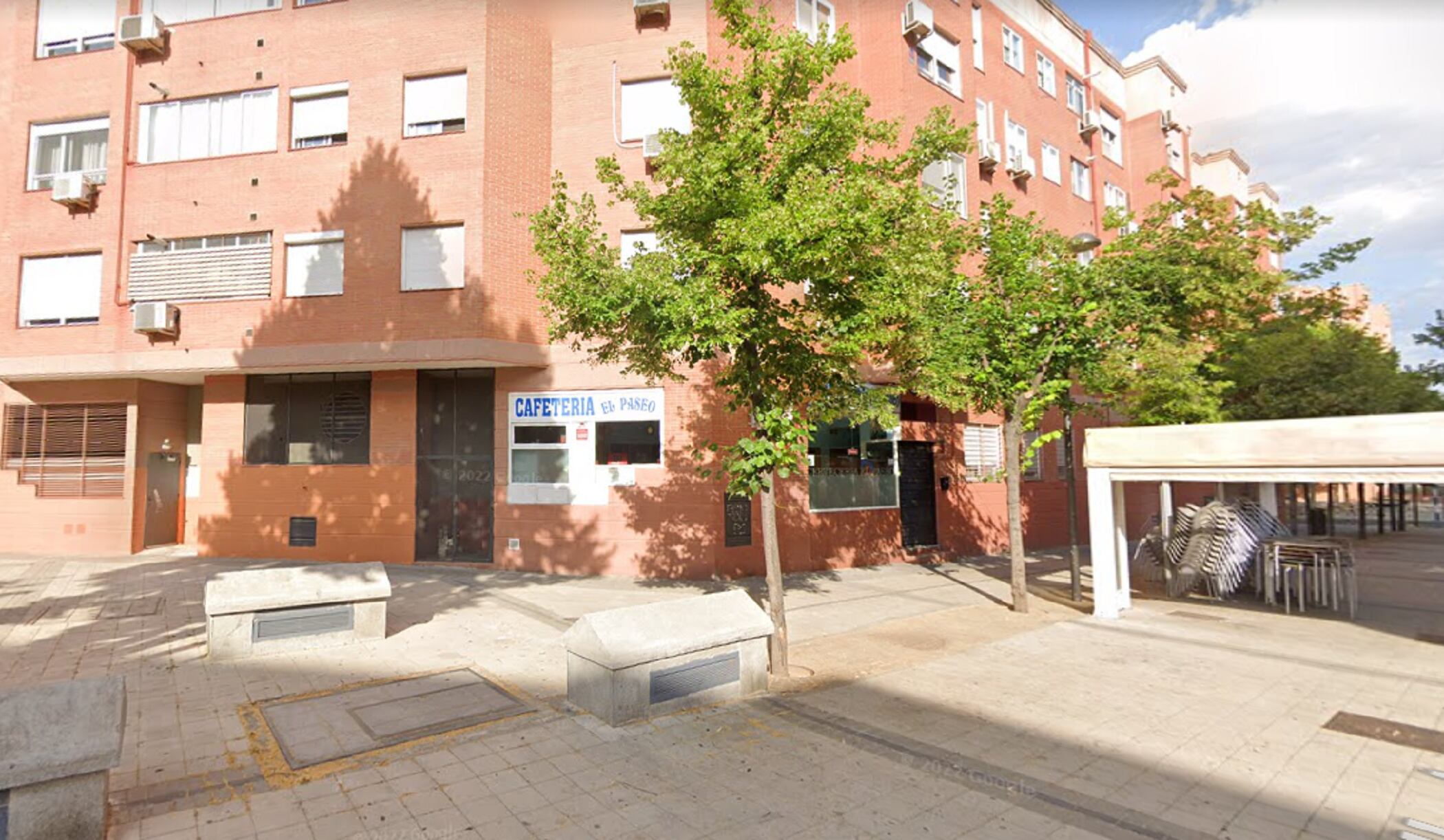 El bar El Paseo de Getafe, donde robaron a plena luz del día y mientras los vecinos les increpaban, está en una avenida peatonal.