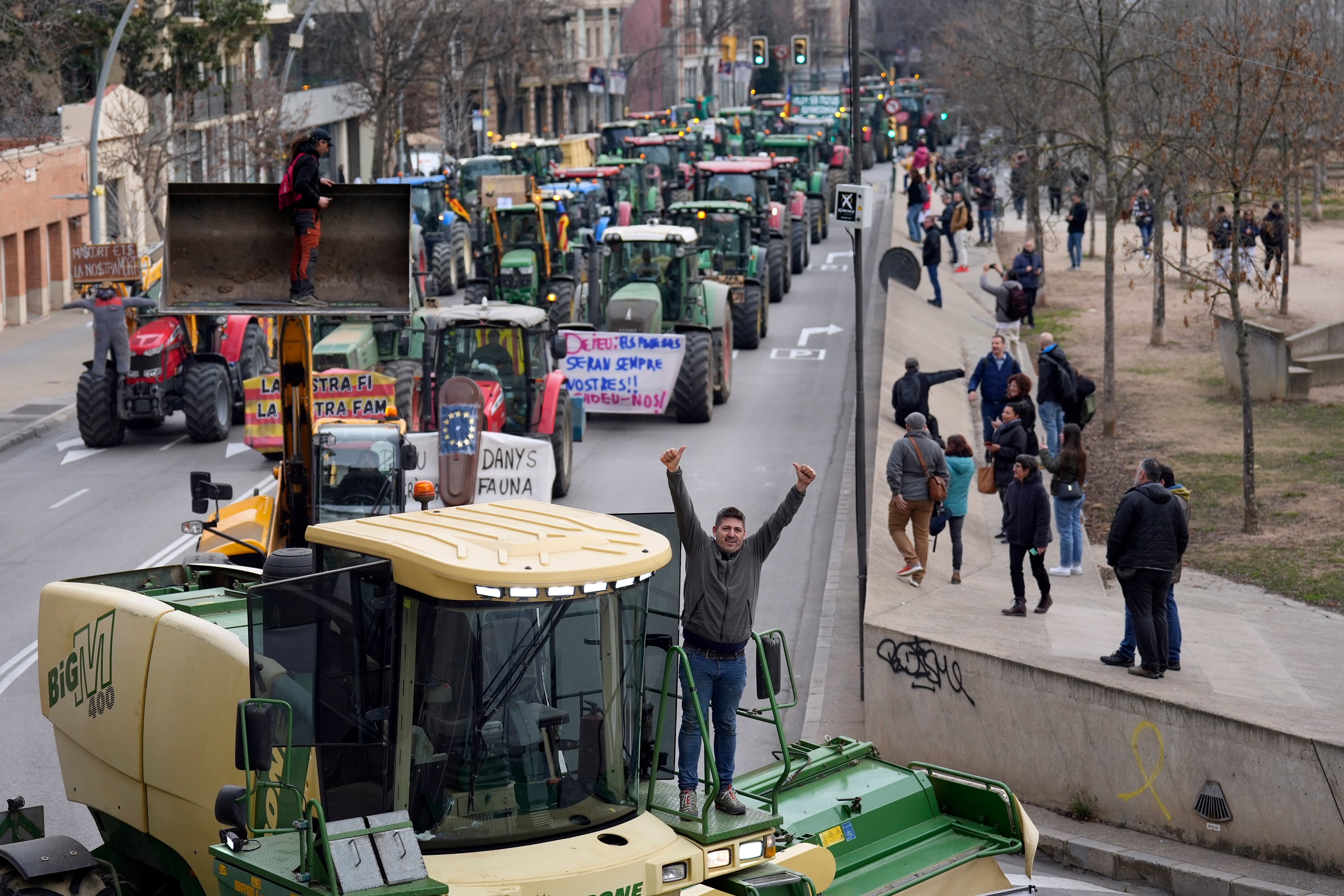 Decenas de tractores se concentran en la ciudad de Girona.