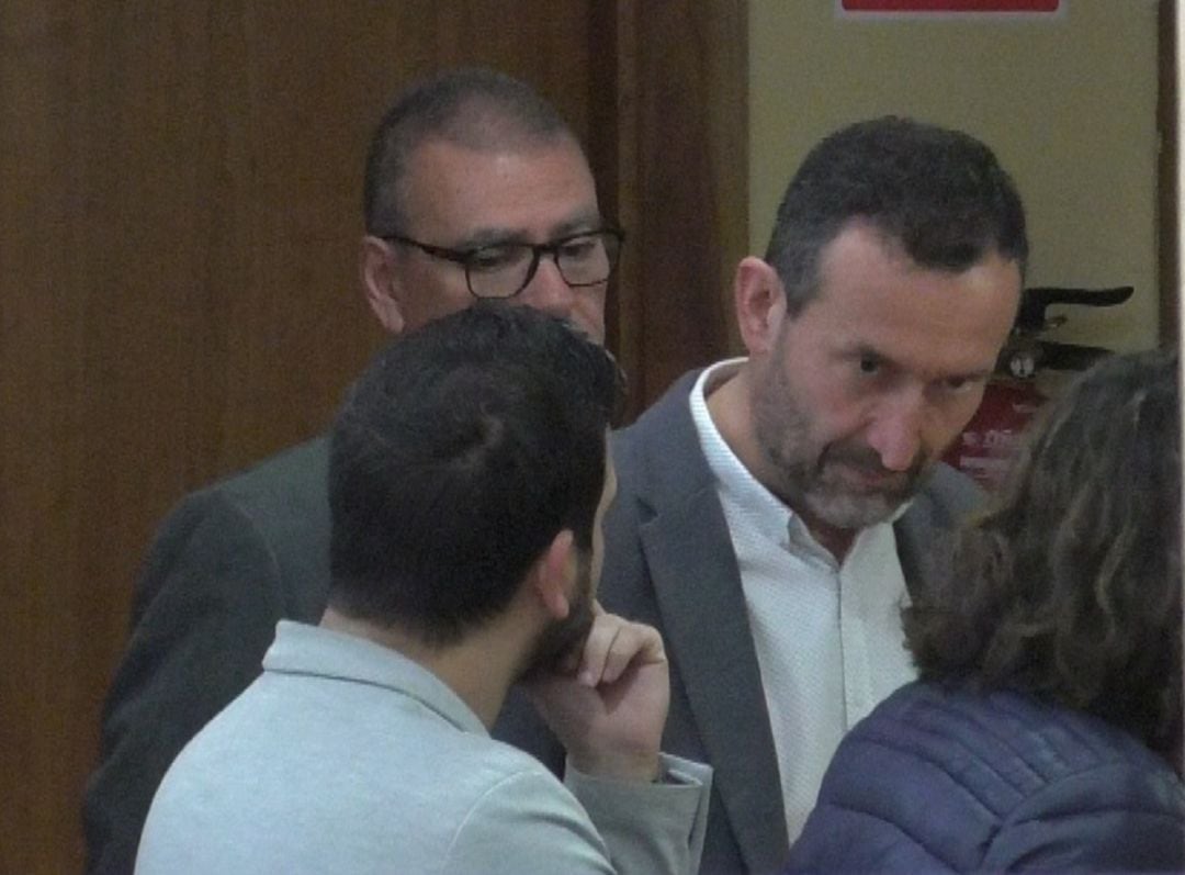 Carlos González habla con Eva Crisol en presencia del secretario y Adrián Cedillo