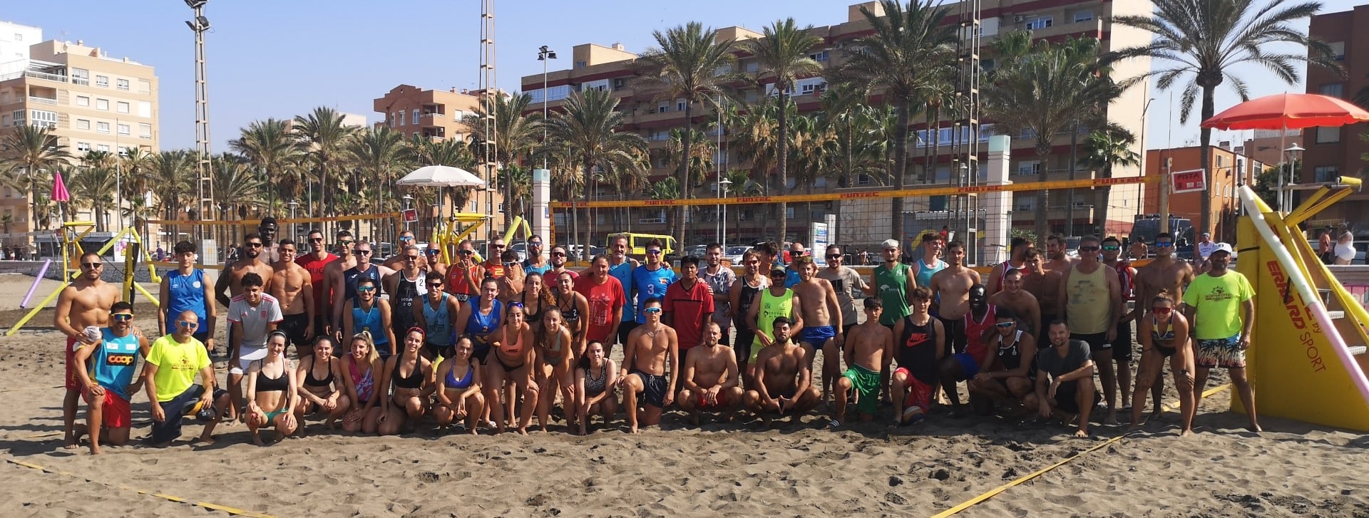 Los campeones de los Juegos Deportivos de Voley Playa.