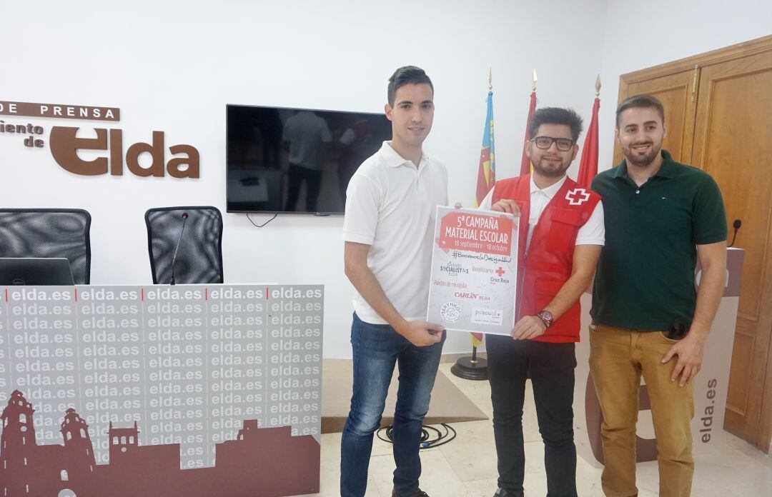 Iván Serrano, secretario de campaña, junto a Gustavo López, vicepresidente de Cruz Roja, y Alejandro Íñiguez, director de campaña