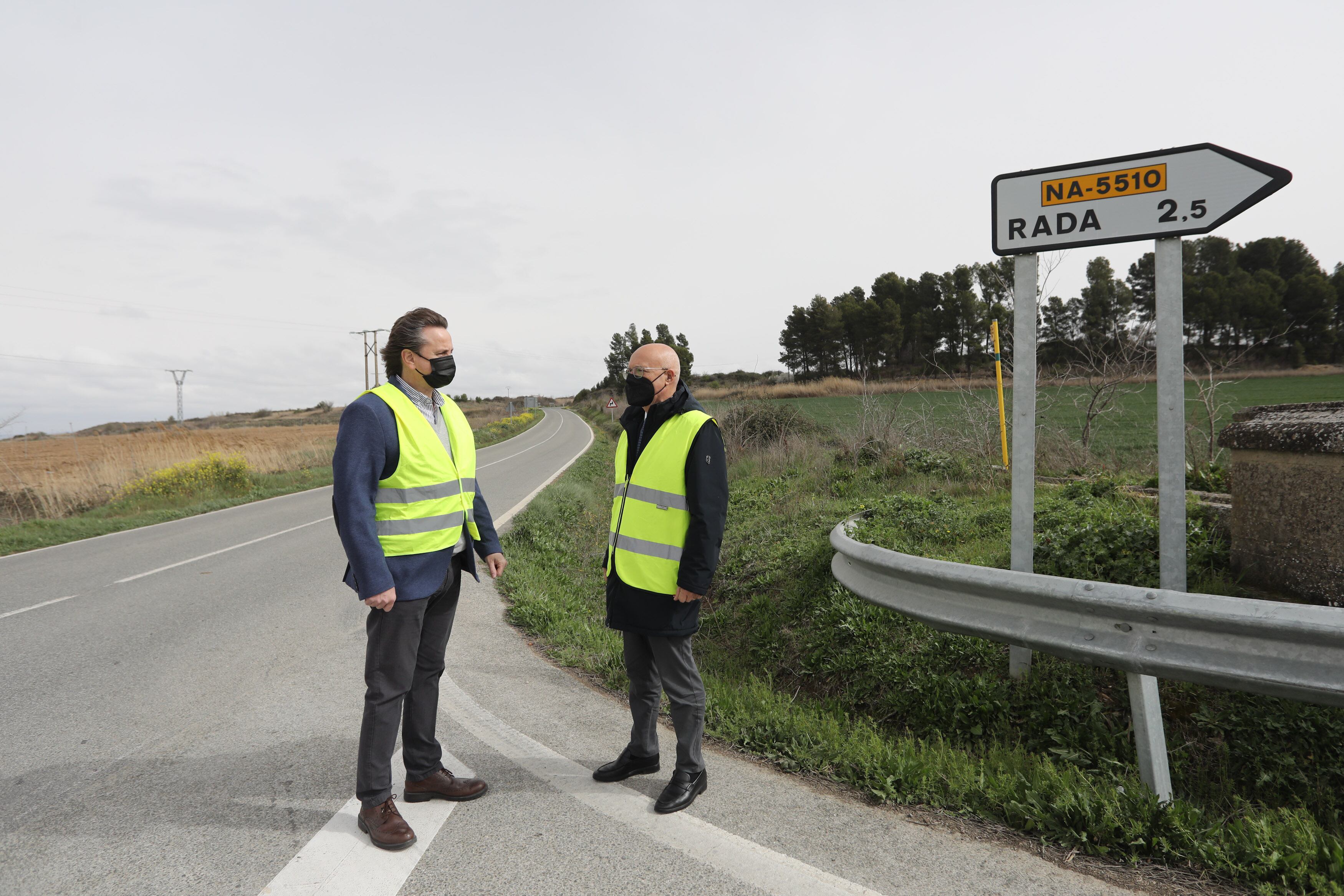 El director general de Obras Públicas e Infraestructuras, Pedro López, y el consejero de Cohesión Territorial, Bernardo Ciriza, en una visita reciente a la carretera NA-128 Caparroso-Mélida