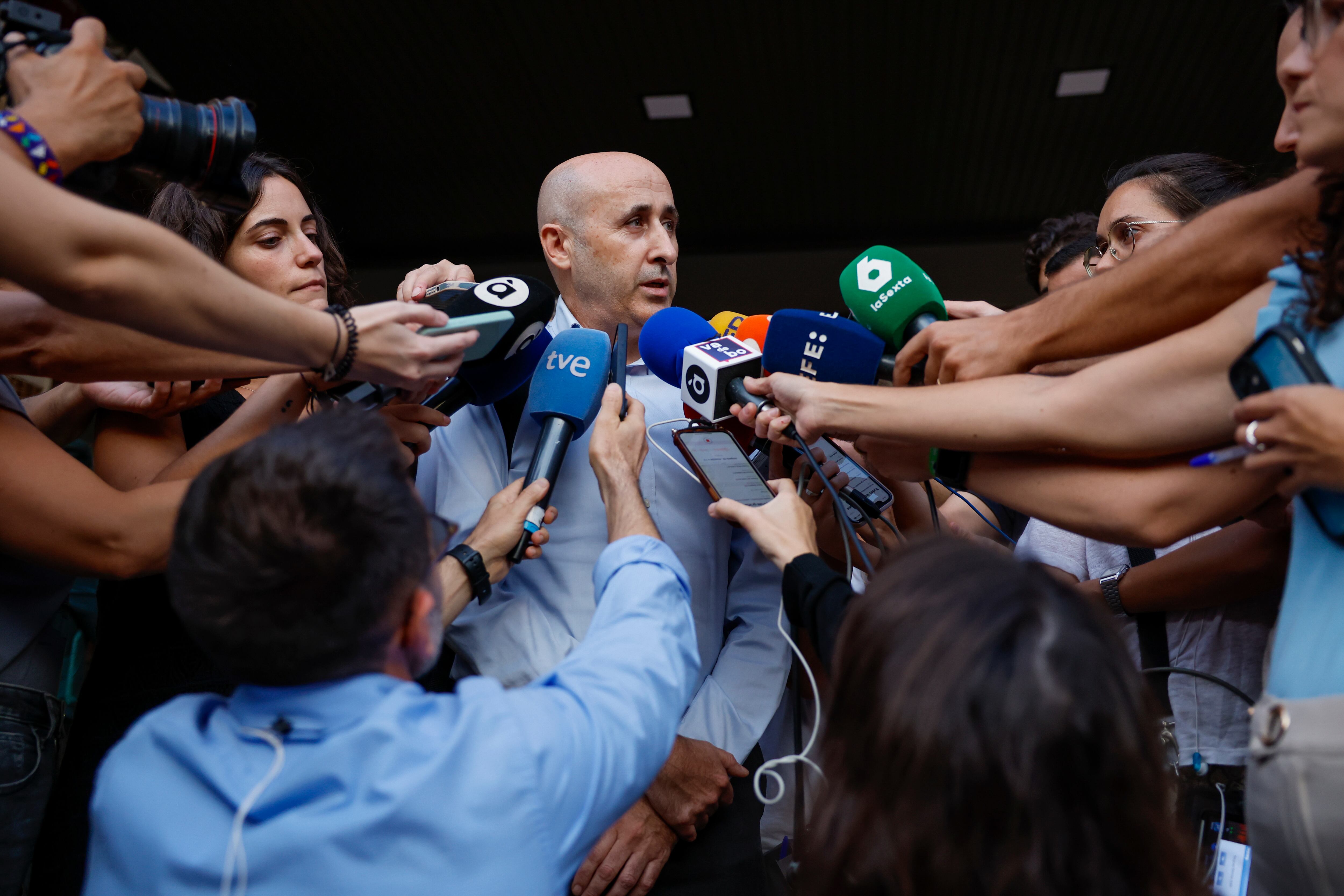 El presidente de la Confederación Hidrográfica del Júcar (CHJ), Miguel Polo, a su salida este viernes de los juzgados de Catarroja, donde ha declarado como testigo ante la jueza que instruye la causa penal sobre la DANA.