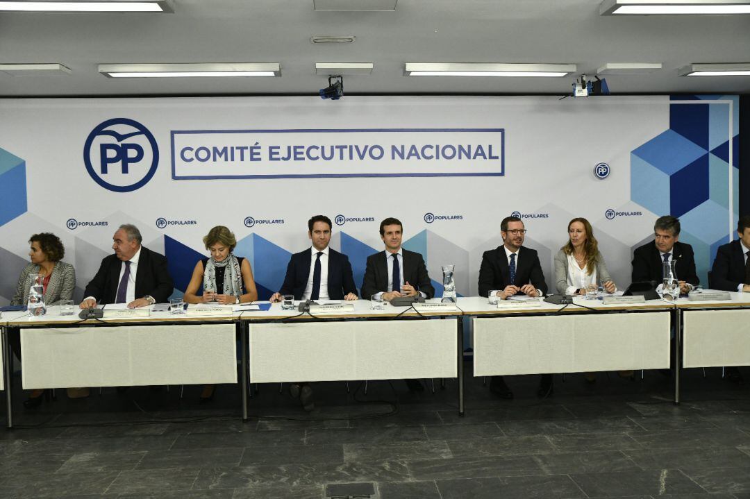 De izquierda a derecha: Dolors Montserrat, portavoz parlamentaria del PP; Vicente Tirado Ochoa, vicesecretario general del PP; Isabel García Tejerina, vicesecretaria general del PP; Teodoro García, secretario general del PP;Pablo Casado, presidente del PP; Javier Maroto, vicesecretario del PP; Marta González Vázquez, vicesecretaria general del PP; Ignacio Cosido, portavoz parlamentario del PP; y Rafael Hernando, presidente del Comité de Derechos y Garantías del PP.