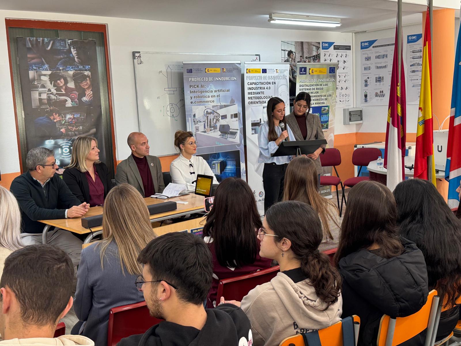 El Alcalde de Motilla del Palancar, Pedro Javier tendero, la directora del IES Jorge Manrique, Inma Reinosa, el Director General de FP Castilla-La Mancha, José Rodrigo Cerrillo, y la delega de Economía, Empresas y Empleo de Cuenca, Arancha Poveda.