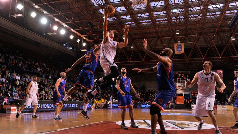 Una de muchas jugadas del Burgos en la canasta del COB