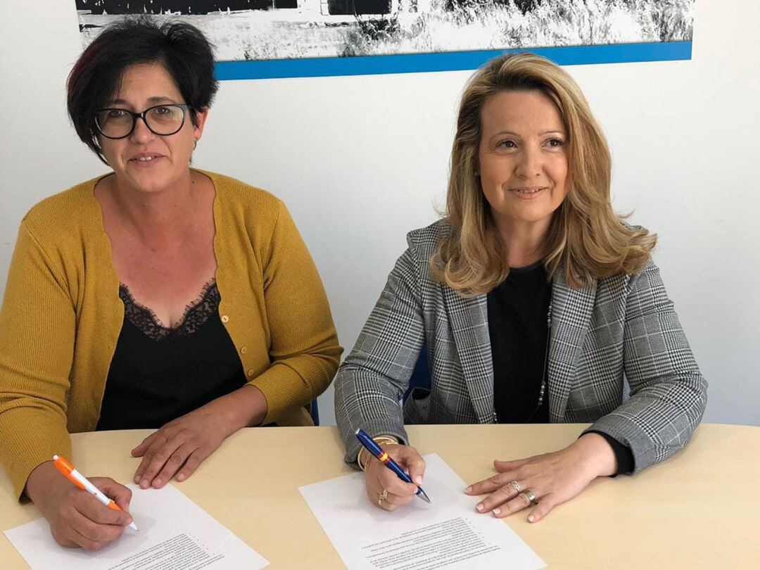 Raquel Carrascal y Carmen Lorenzo durante la firma del acuerdo de Gobierno para el Ayuntamiento de Morales del Vino