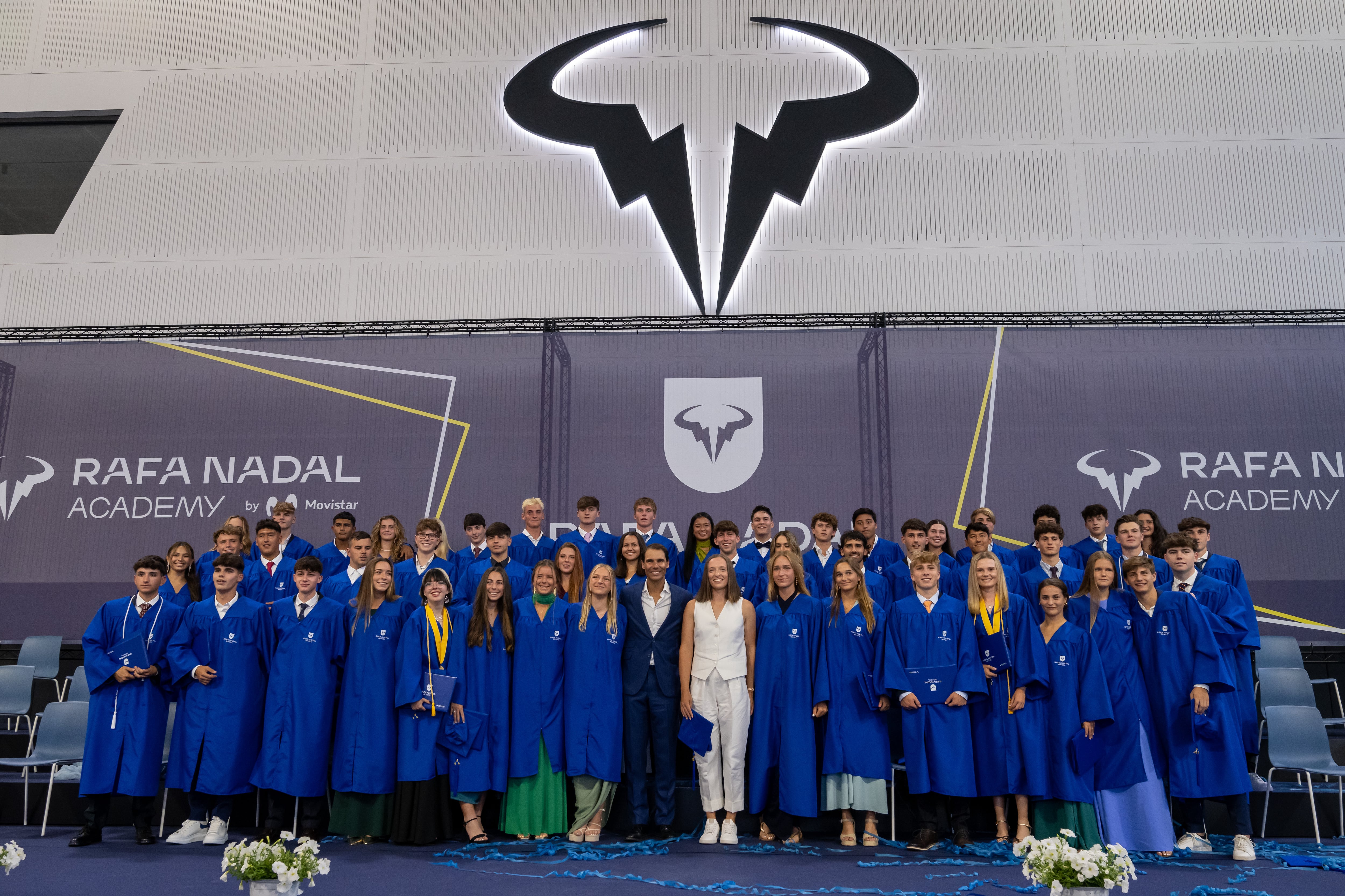  Los tenistas Rafa Nadal y la polaca, Iga Swiatek, acompañados por los alumnos de la &quot;Rafa Nadal Academy&quot; durante el acto de graduación que se ha celebrado hoy miércoles en Manacor. 