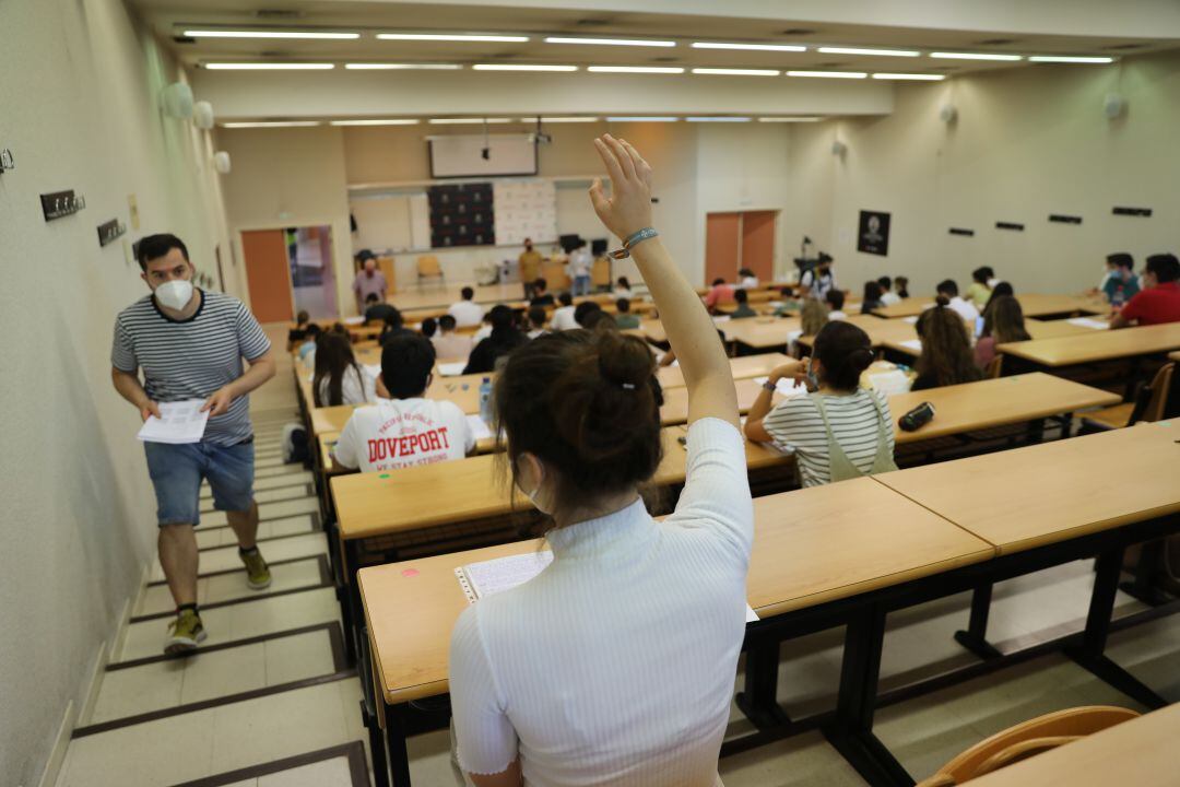 Un grupo de estudiantes se examinan en la Universidad Complutense de Madrid. Archivo. 