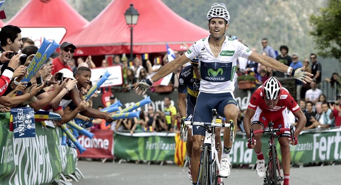 El ciclista del Movistar, Alejandro Valverde, levanta los brazos tras ganar la octava etapa de la Vuelta Ciclista a España