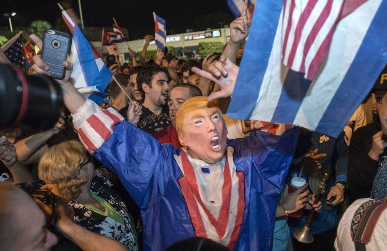 Decenas de cubanos se congregaron con banderas de su país y de EEUU  en el café Versailles de Miami al conocer la muerte de Fidel Castro.