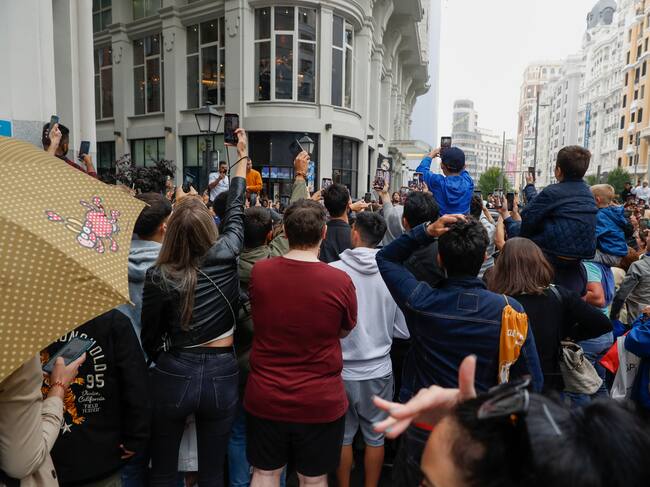 *CORRECCIÓN PÌE DE FOTO* MADRID, 07/06/2023.- La multitud espera la llegada de Cristiano Ronaldo en el Hotel de Madrid donde va a presentar su nueva iniciativa empresarial. EFE/ J.P.Gandul
