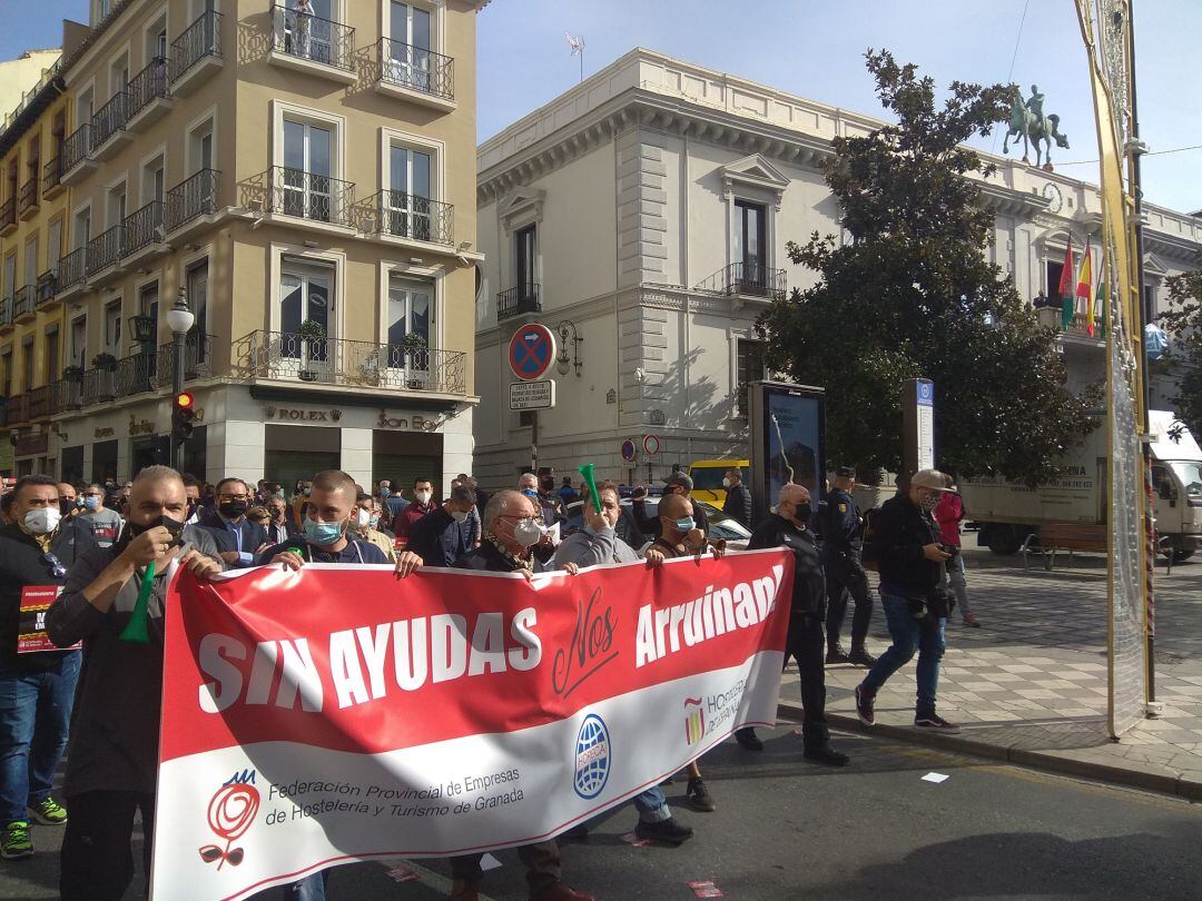 Cabeza de la manifestación por la Plaza del Carmen, junto al Ayuntamiento de Granada
