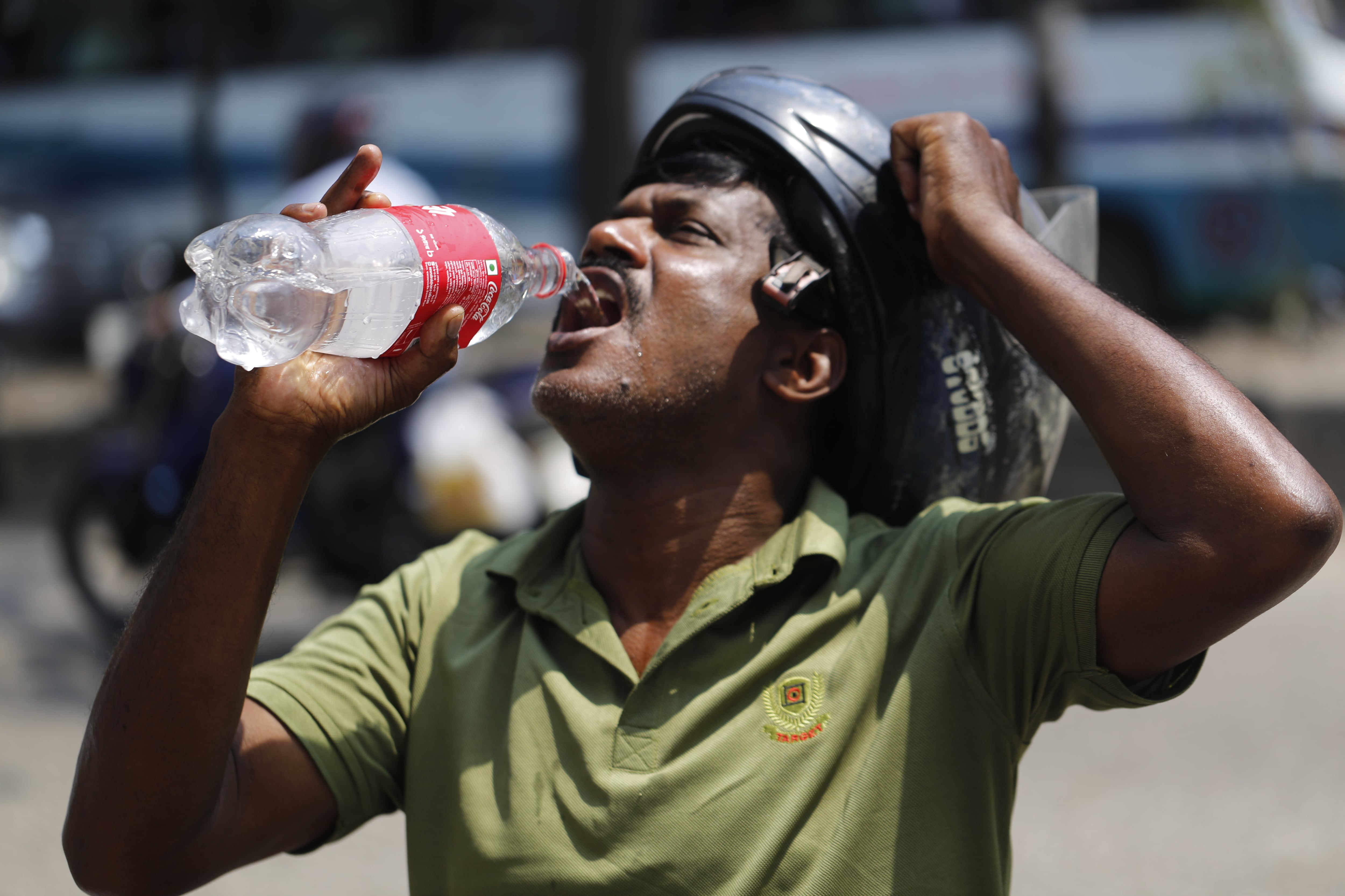 Un hombre bebe agua en Dhaka, Bangladesh, el pasado 10 de mayo