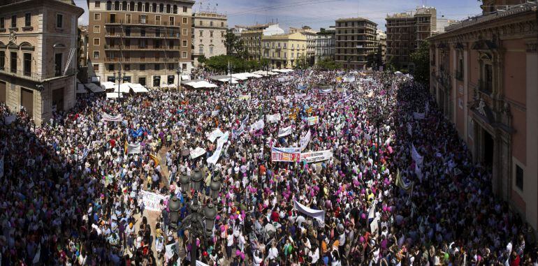 Miles de personas han llenado la plaza de la Virgen este mediodía durante la concentración convocada por Escuelas Católicas y la Fundación San Vicente Mártir Colegios Diocesanos en defensa de la libertad de elección de centro escolar, donde se han mostrad