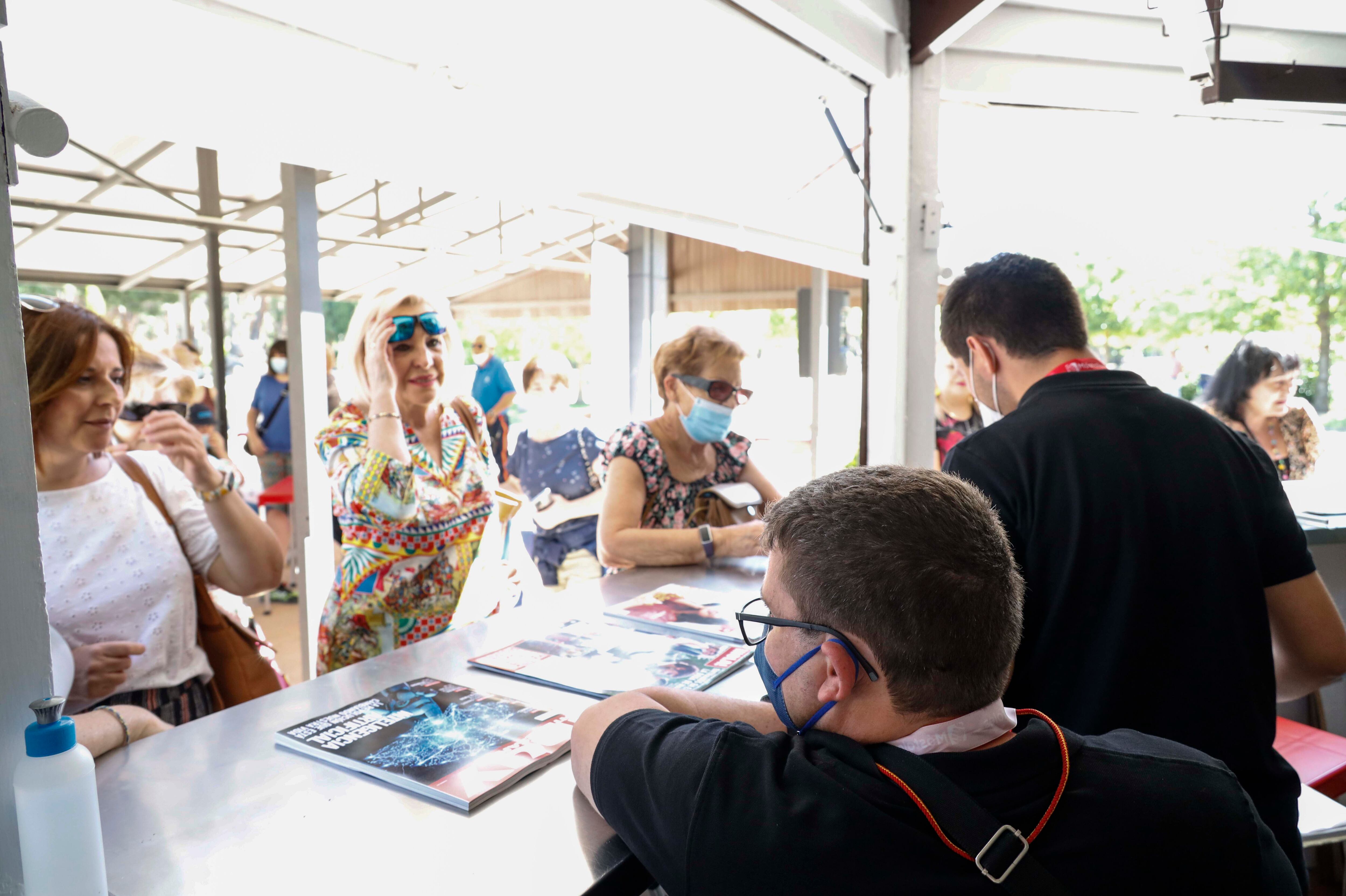 Trabajadores de la biblioteca al aire libre de Móstoles