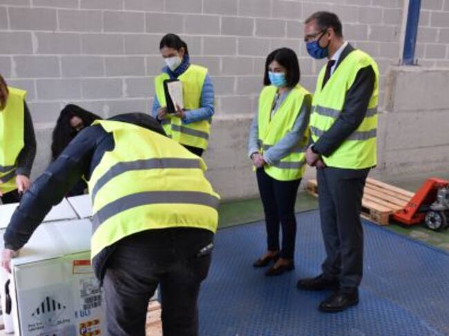 Ministra y Consejero presencian la recepción del nuevo lote de vacunas de la farmacéutica Pfizer llegado al Principado