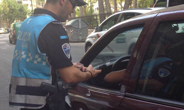 Dos hombres provocaron sendos accidentes de tráfico este fin de semana y conducían bebidos