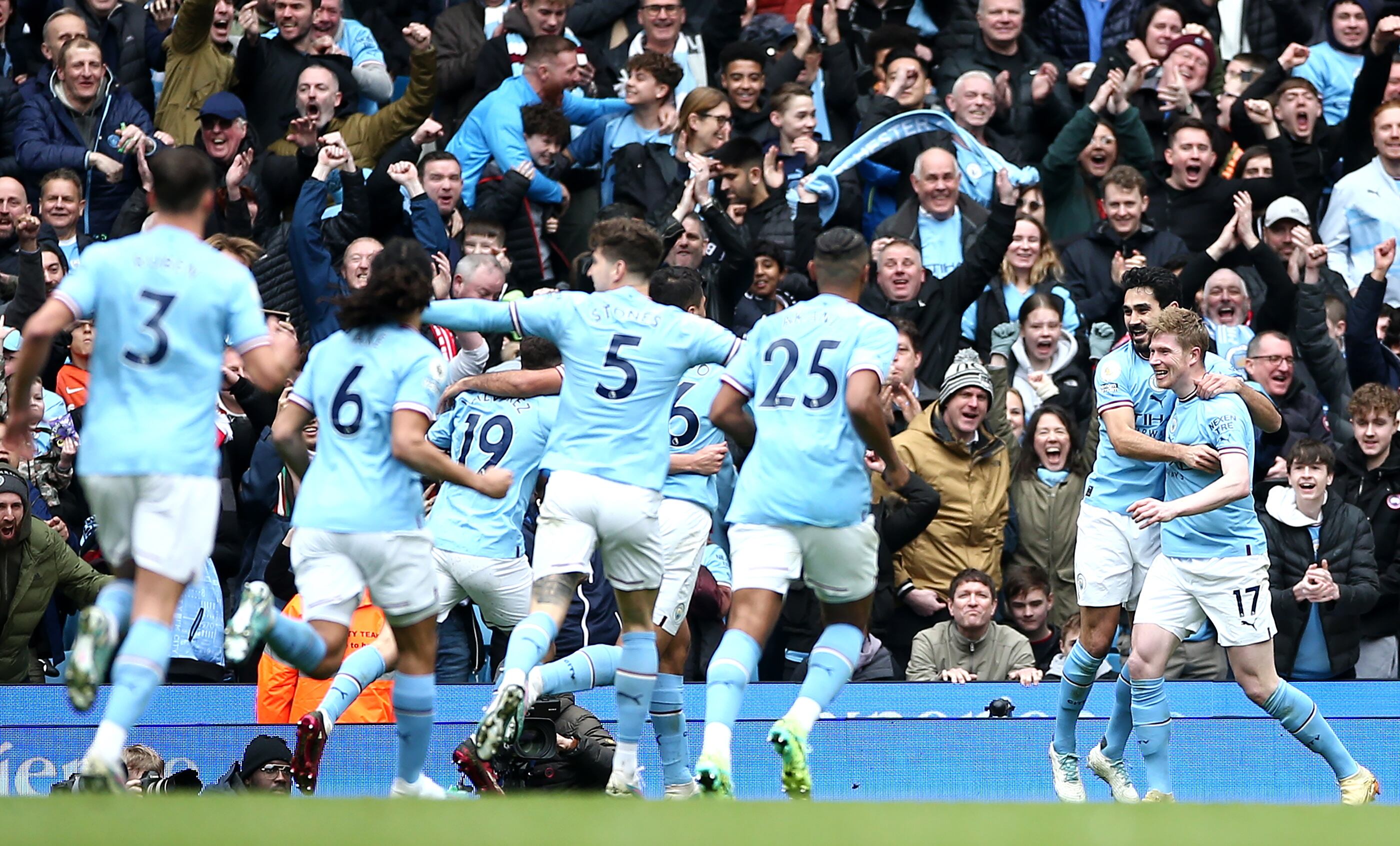 Los jugadores del Manchester City celebrando un gol