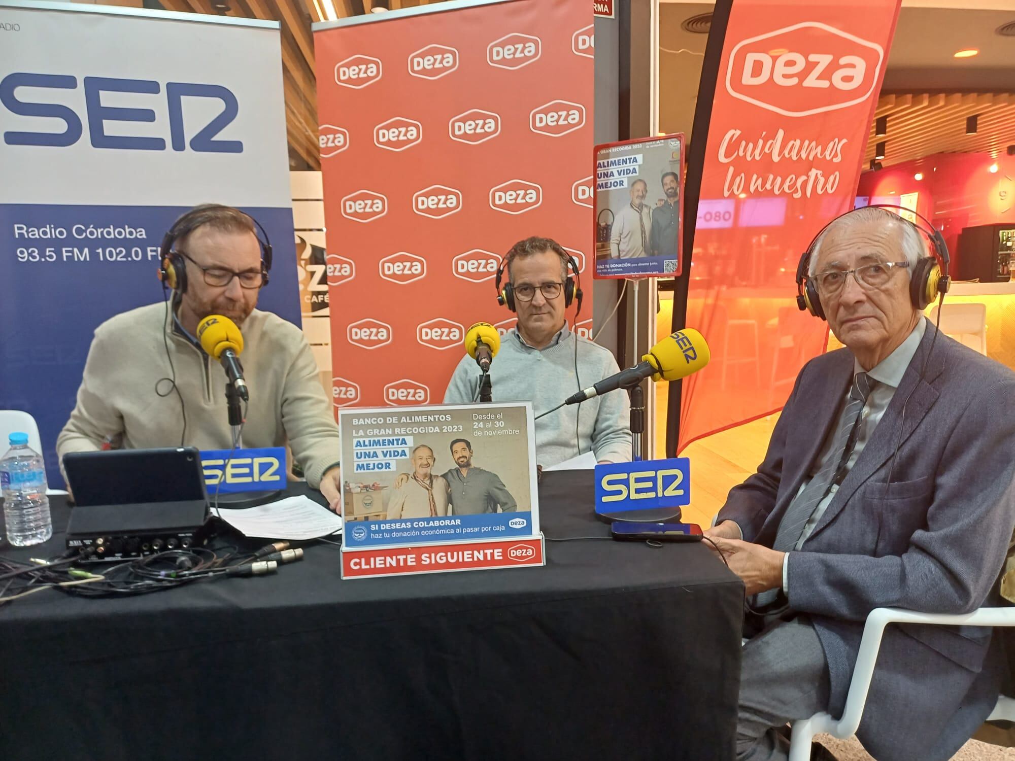 El programa Hoy por Hoy Córdoba se ha realizado en directo desde el supermercado DEZA del CC Zoco con la participación de Antonio Deza y Juan José Cas