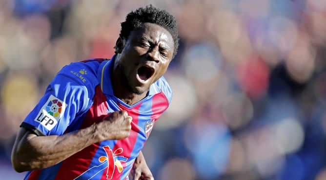 El delantero nigeriano del Levante UD, Obafemi Martins, celebra el primer gol de su equipo ante el RCD Mallorca durante el partido correspondiente a la 15 jornada de Liga