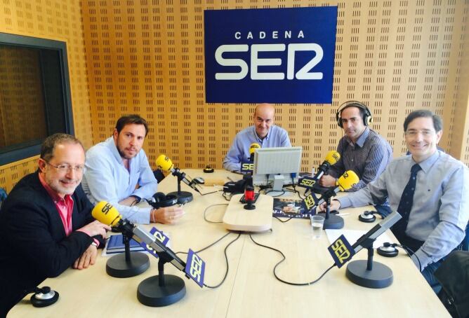Manuel Saravia (IU), Oscar Puente (PSOE) y Jesús Enríquez (PP) junto al conductor de Hoy por Hoy el moderador del debate