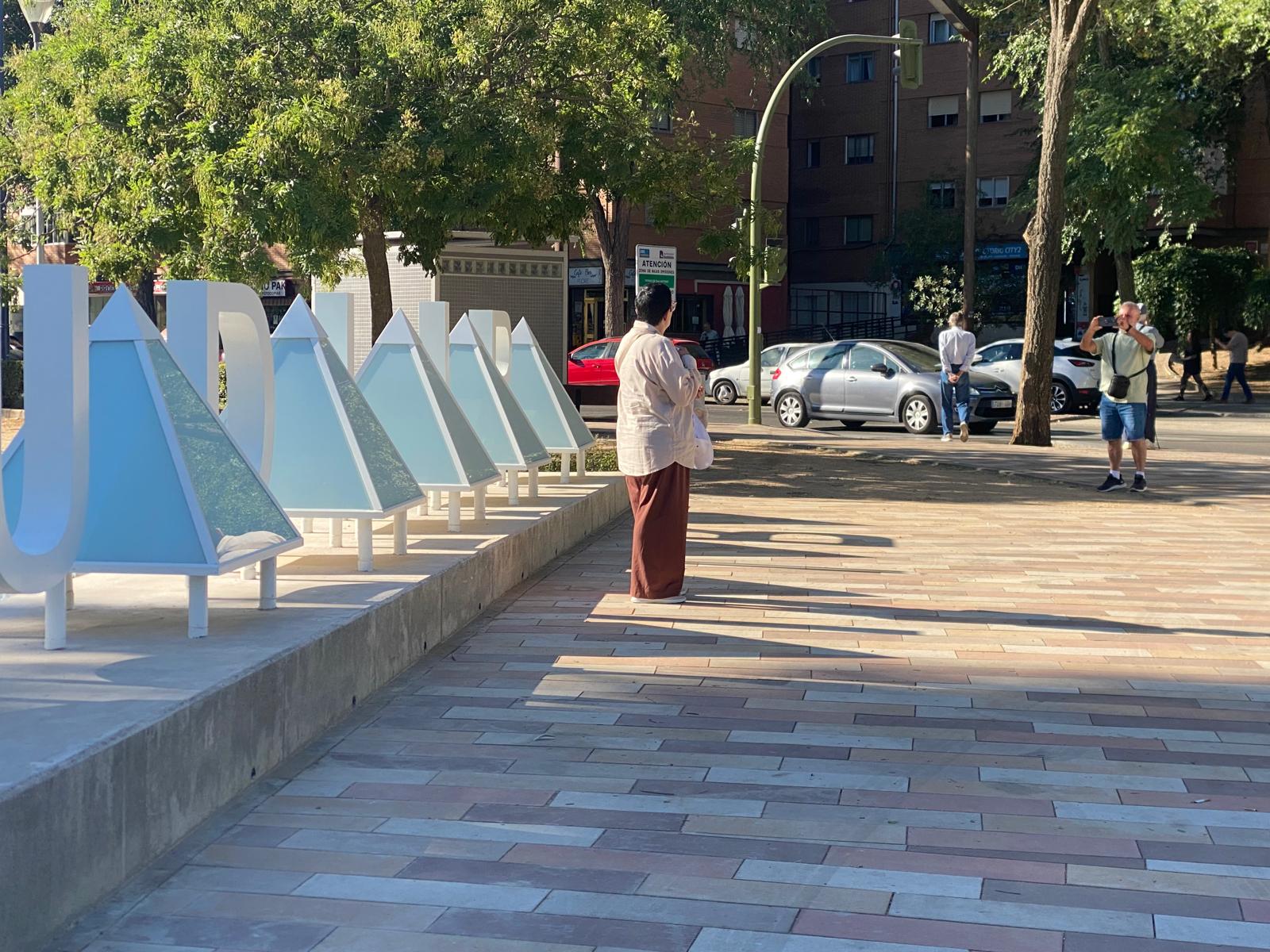 Fotografiándose ante las letras turísticas