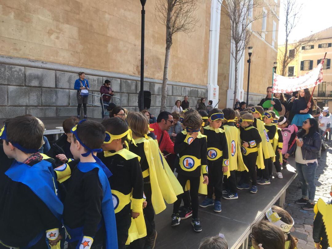 Pequeños heroes desfilando