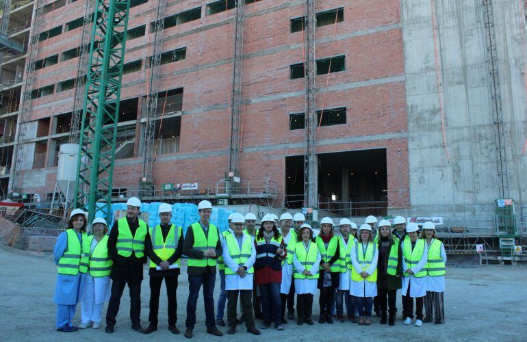 El delegado y profesionales sanitarios frente a las obras del hospital.