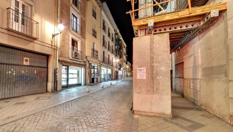 Bloques de hormigón que sujetan la fachada de uno de los inmuebles de la calle San Martín