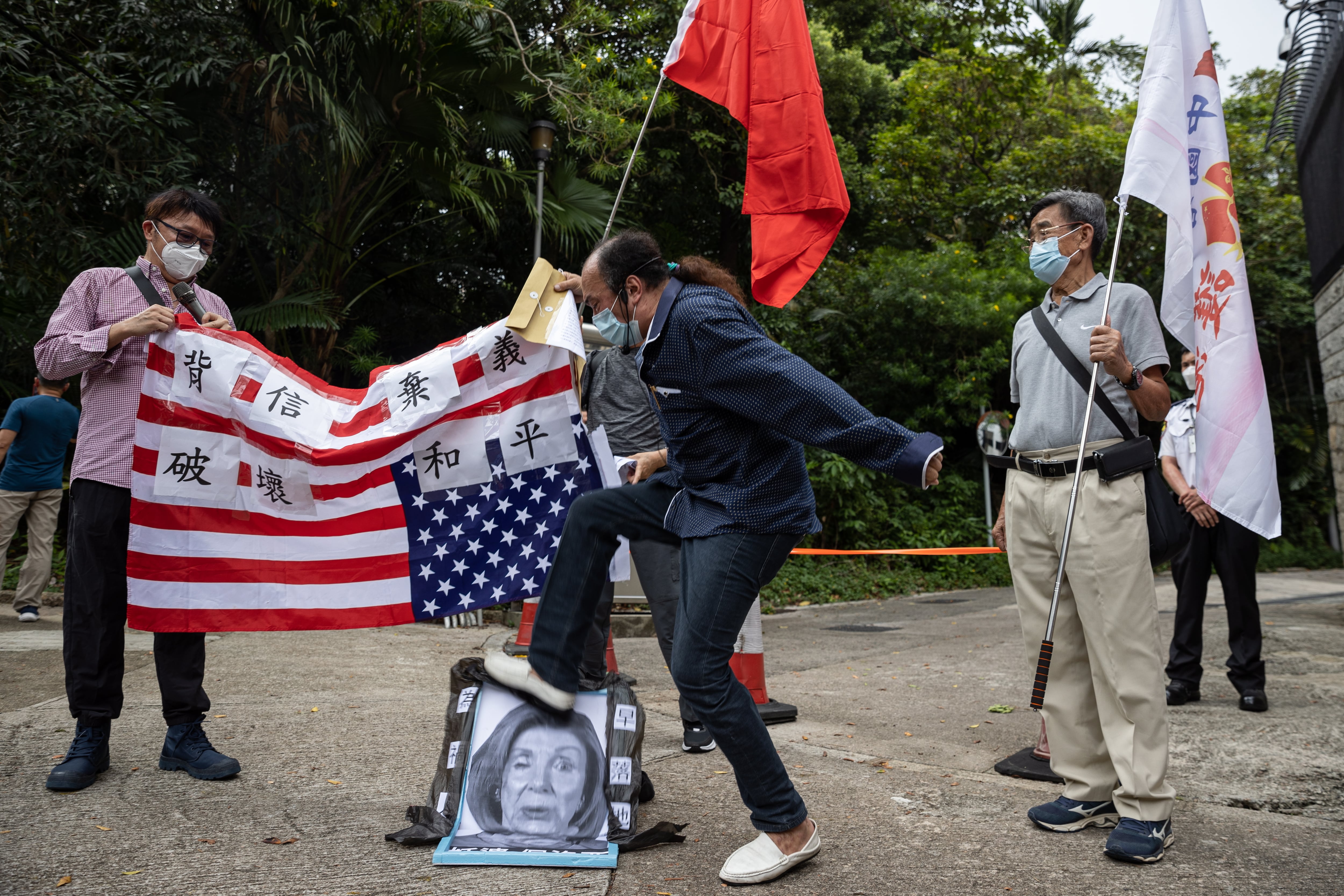 Un grupo de manifestantes protesta contra la visita de Nancy Pelosy a Taiwán frente al consulado estadounidense en Macao.