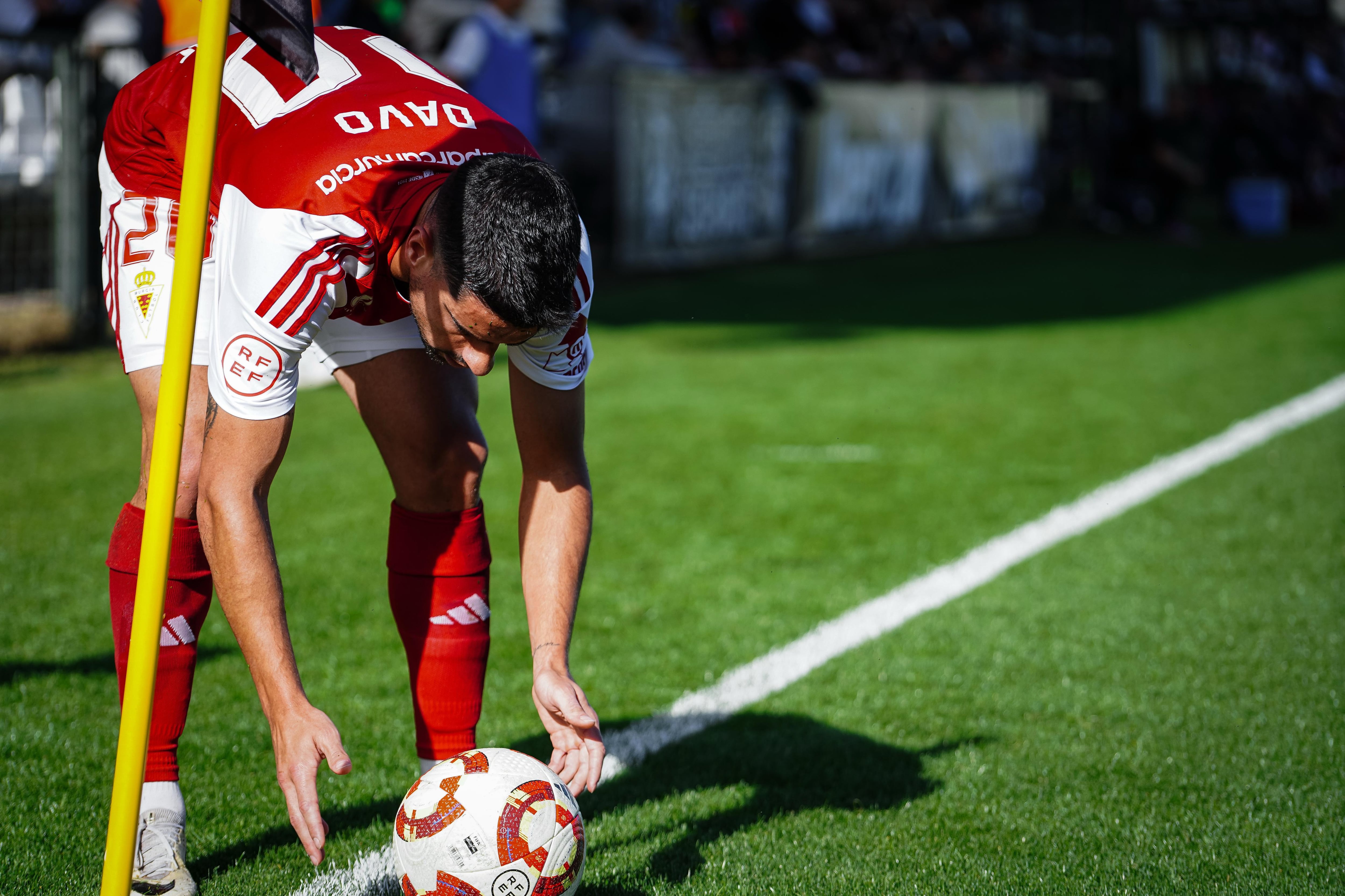 Davo, jugador del Real Murcia, en un saque de esquina en Mérida.