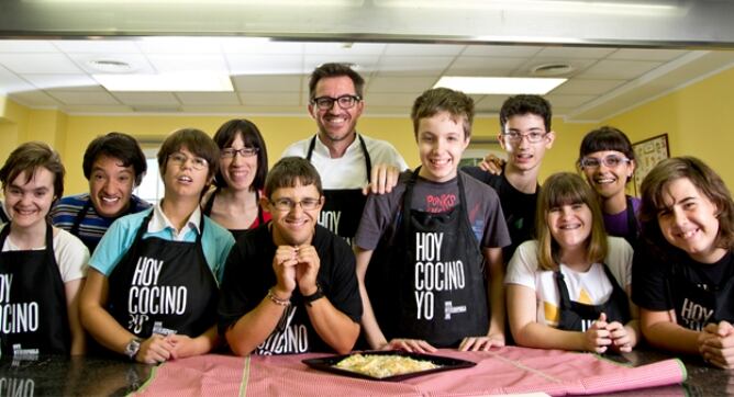 En el libro han participado 40 jóvenes de entre 14 y 30 años. Algunos de ellos, cuando se topan con Francis Paniego por las calles de Logroño, le vacilan preguntándole si hoy también se le han quemado las lentejas.