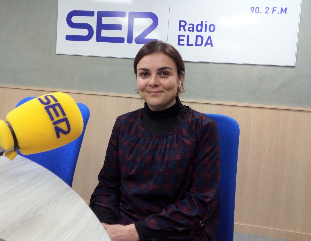 Gudalupe Franco, restauradora taller Julián del Olmo, en el estudio de Radio Elda