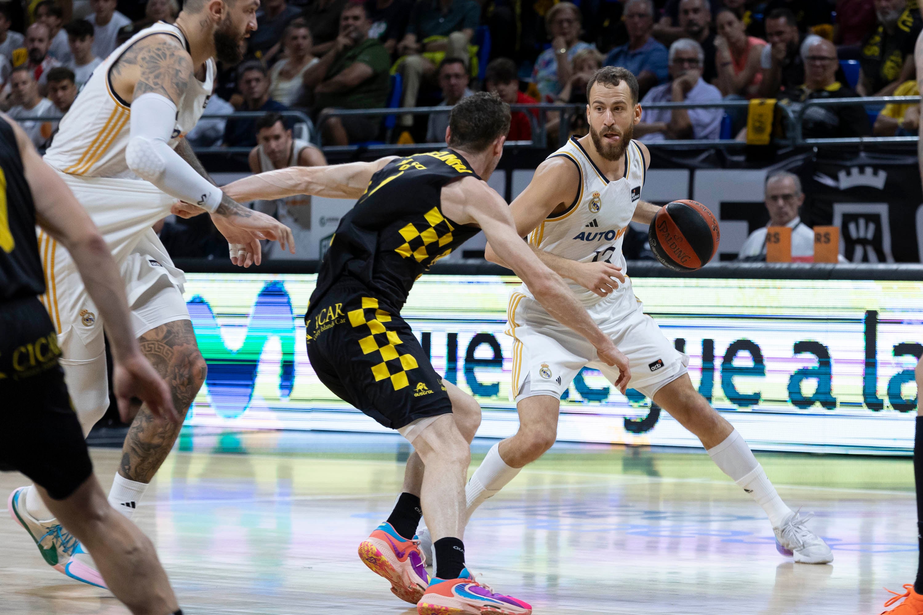 LA LAGUNA (TENERIFE), 22/10/2023.- El base del Real Madrid, Rodríguez (d), durante el partido de la sexta jornada de la Liga ACB que enfrentó a su equipo con el Lenovo Tenerife, este domingo en el pabellón Santiago Martín en La Laguna. EFE/ Miguel Barreto