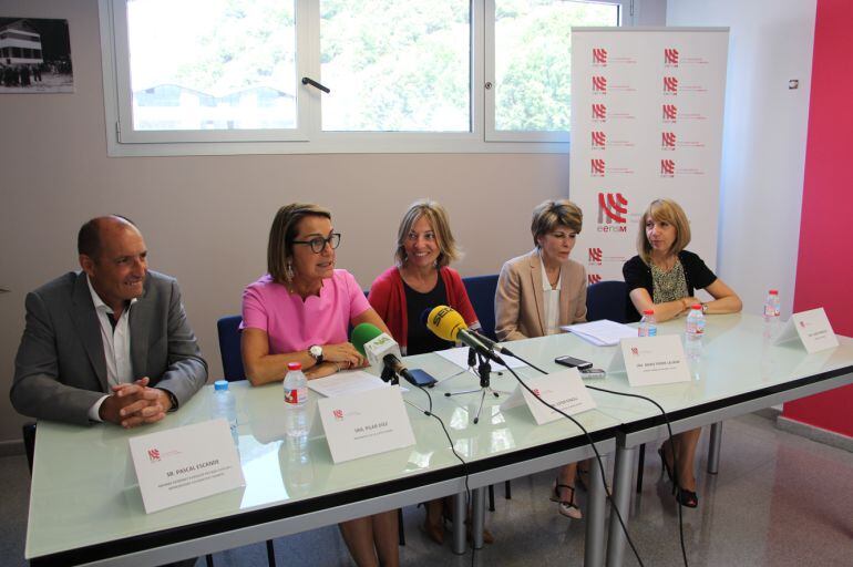 Els gestors del programa amb els responsables de l'Escola Meritxell fent efectiu el traspàs del programa "Vida Independent".