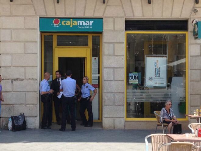 Agents dels mossos d&#039;esquadra a les portes de l&#039;oficina de Cajamar situada a la Plaça Mercadal