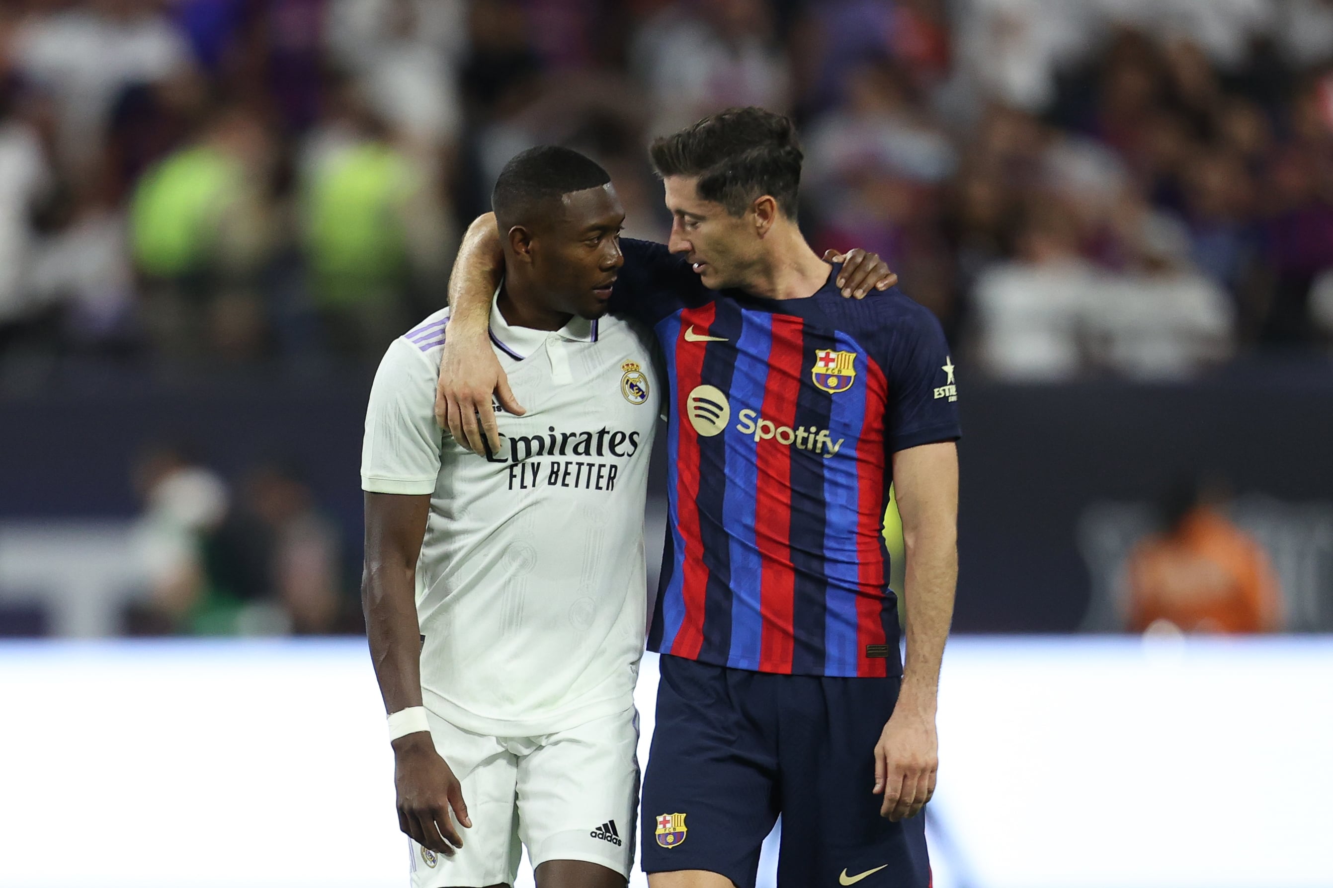 David Alaba y Robert Lewandowski hablando durante el Real Madrid-Barcelona celebrado en Las Vegas este verano