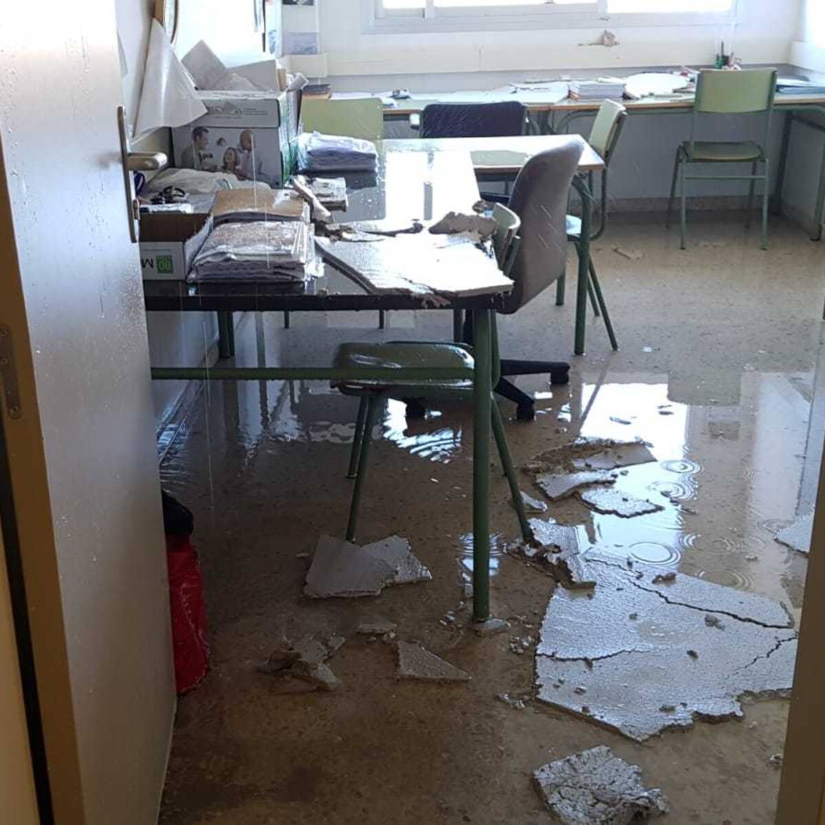 La ruptura de una tubería provoca la caída de un falso techo en el IES San Alberto Magno