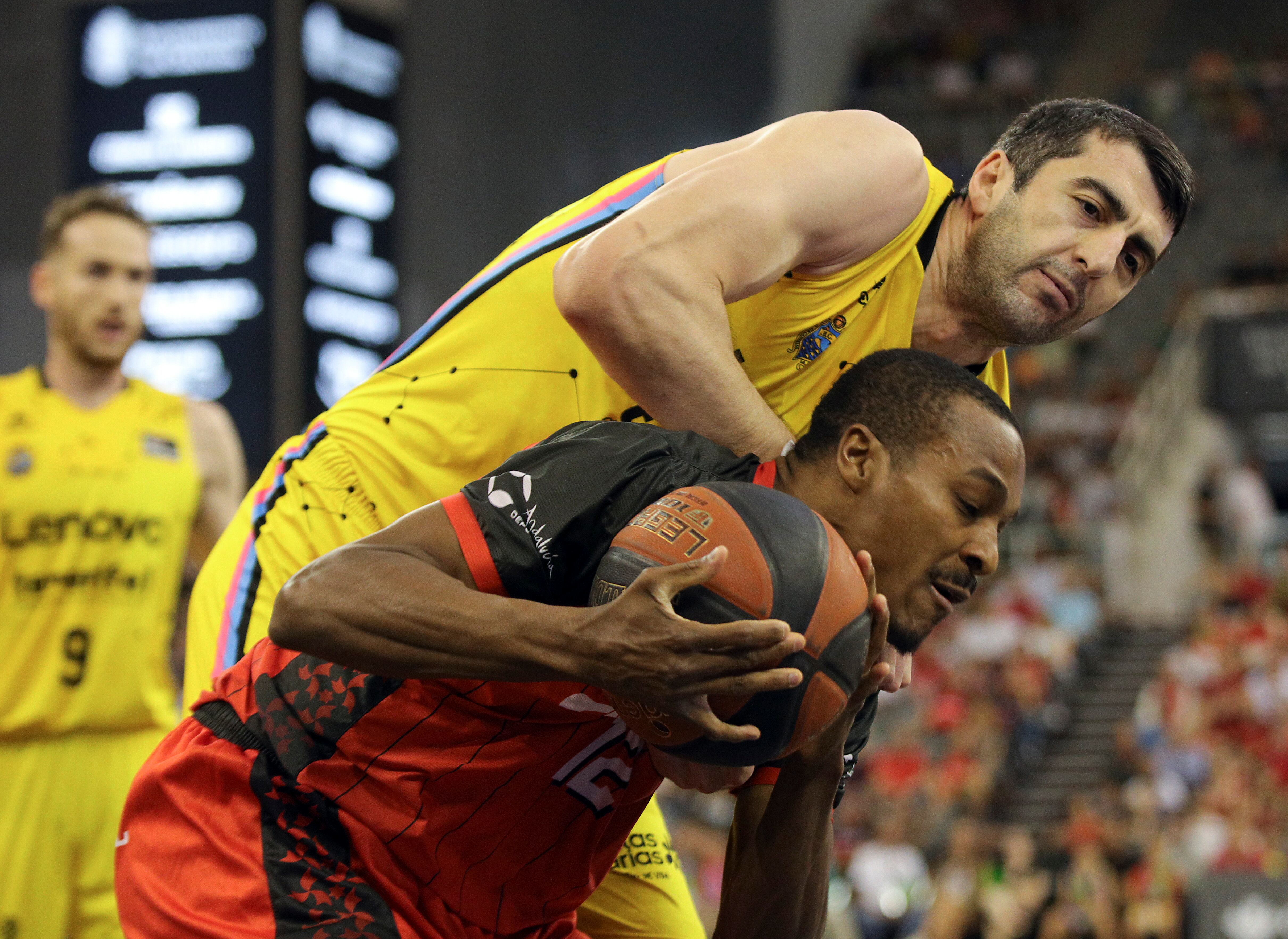 El pívot georgiano del Lenovo Tenerife Giorgi Shermadini lucha con Alex Renfroe, del Granada, durante un encuentro correspondiente a la jornada 30 de la liga Endesa