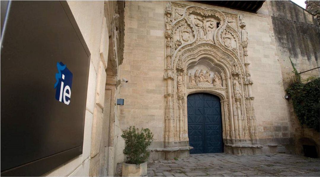 Fachada de la IE Universidad 