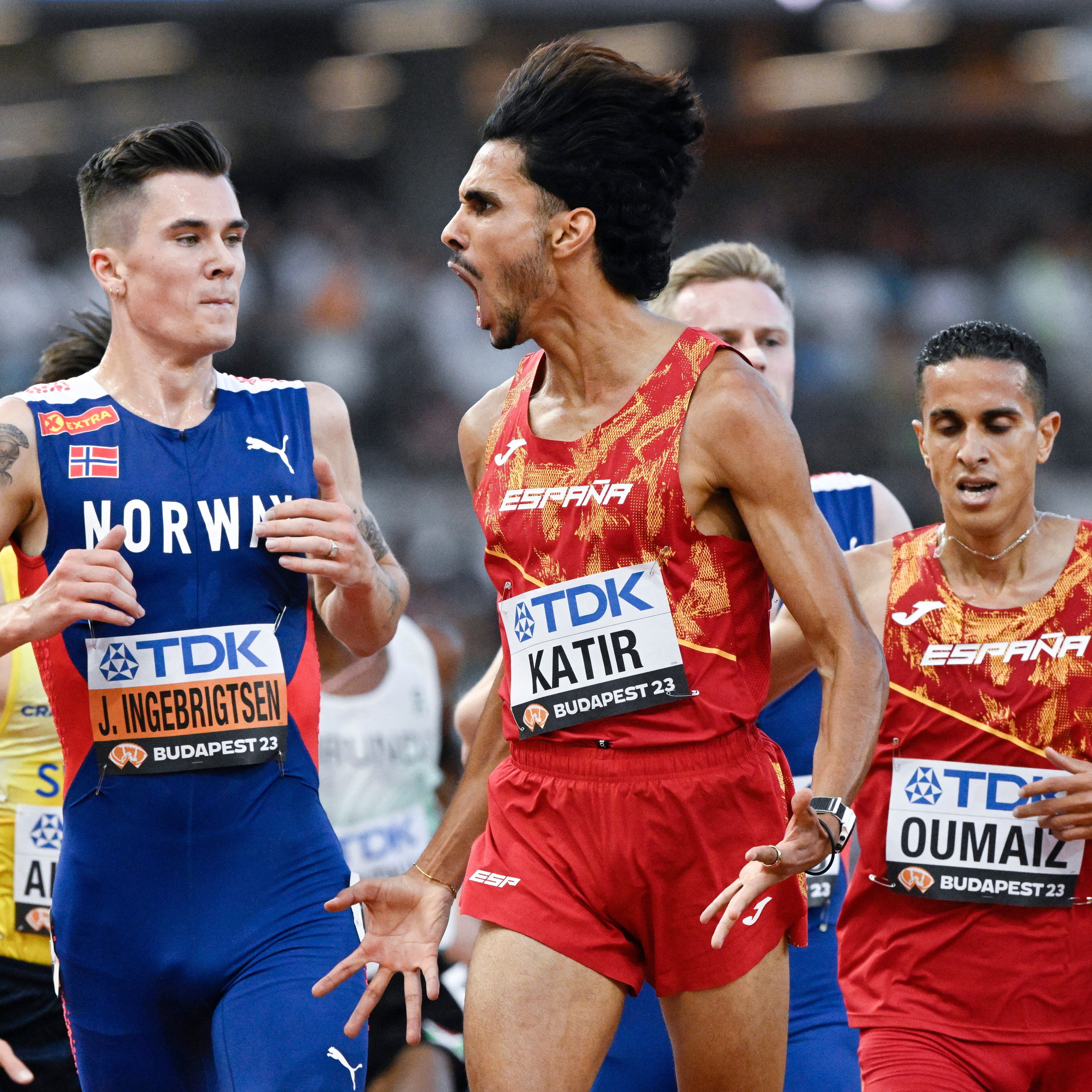 Budapest (Hungary), 24/08/2023.- Mohamed Katir (C) of Spain celebrates as he wins a preliminary heat of men&#039;s 5,000m run of the World Athletic Championships in the National Athletics Centre in Budapest, Hungary, 24 August 2023. At left Jakob Ingebrigtsen of Norway. (Mundial de Atletismo, 5000 metros, Hungría, Noruega, España) EFE/EPA/Szilard Koszticsak HUNGARY OUT
