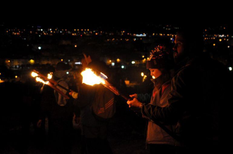 Bajada de antorchas de fuego del Monte Bolón en Elda 