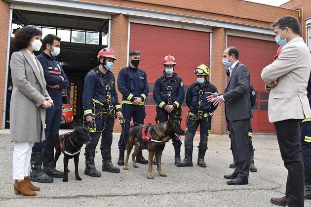 Presentación de la Unidad Canina con el alcalde, concejales y bomberos